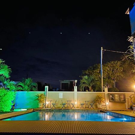 Morison Bay Hotel Гранд Байе Екстериор снимка